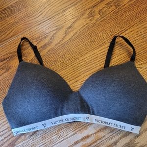 Victoria's Secret tshirt bra size 38C
